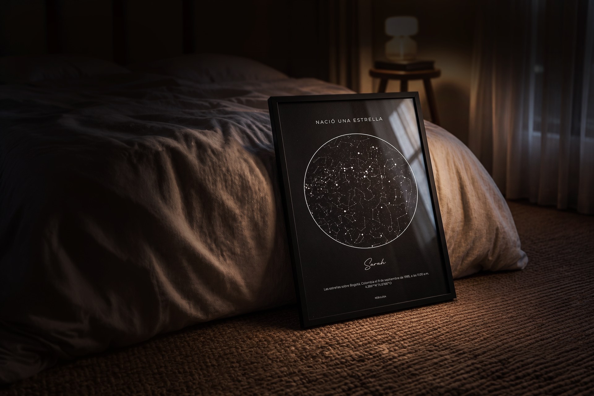 Cuadro de mapa estelar personalizado en un dormitorio