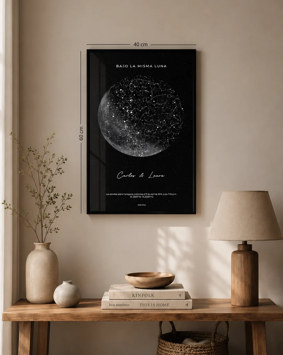 Cuadro Nebulosa de 40 por 60 centímetros sobre una consola de madera